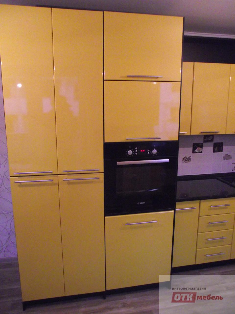 Духовой шкаф и посудомоечная машина в пенале кухни на заказ